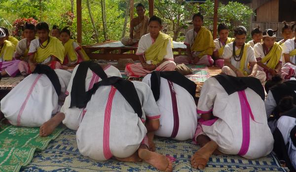 Immersion dans une cérémonie du peuple karen à la frontière entre Thaïlande et Birmanie