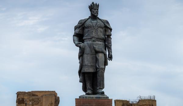 Voyage vers la statue de Tamerlan dominant Shahrisabz