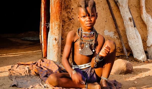 Rencontre avec un enfant Himba dans le Kaokoland