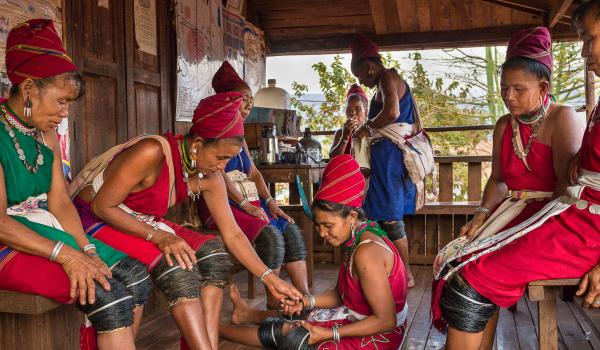 Rencontre de femmes du peuple kayah dans la région de Loikaw