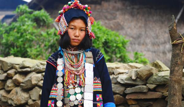 Rencontre avec une femme du peuple akha o'pa dans les Monts de l'Éléphant