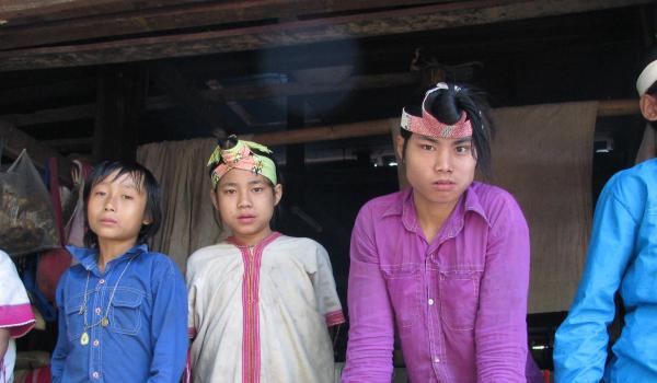 Rencontre de jeunes hommes karen dans la région de Letongku