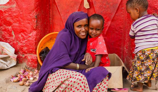 Rencontre avec une marchande Harari est ses enfants sur le marché de Harar