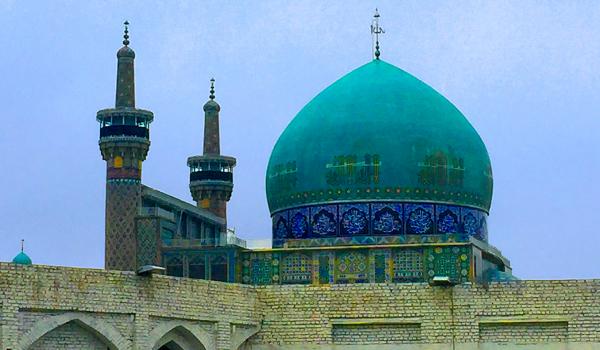 Contemplation du sanctuaire de l'Imam Reza Holy Shrine à Mashad