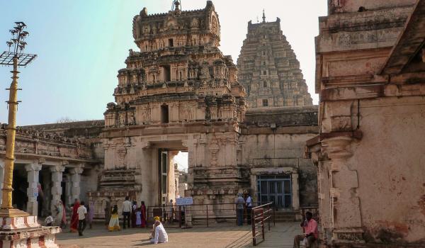 Randonnée vers l'entrée d'un temple hindou tamoul au Tamil Nadu