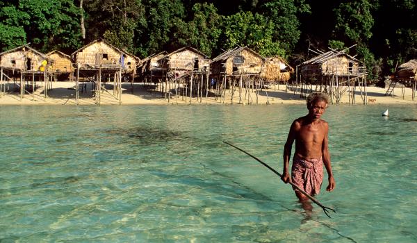 Rencontre d'un pêcheur du peuple moken en mer d'Andaman