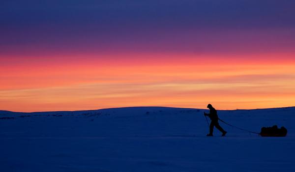 Randonner et coucher de soleil au Finnemark