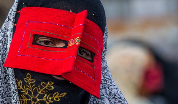 Rencontre d'une femme Bandari portant la burqa traditionnelle au marché de Minab