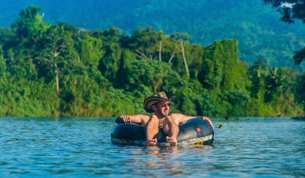 Rio Don Diego dans le parc Taironaka sur la côte caraïbe en Colombie