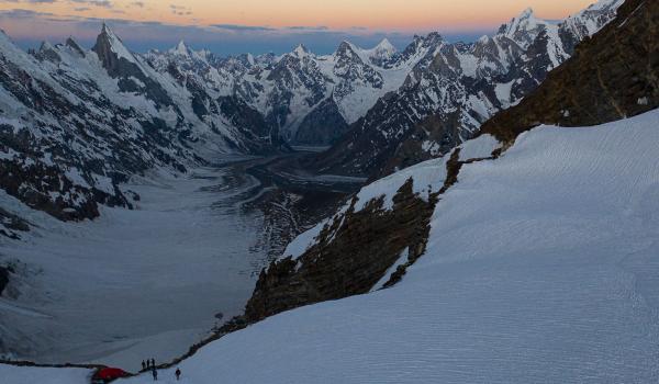 Descente et lever de soleil au col du Gondogoro au Pakistan