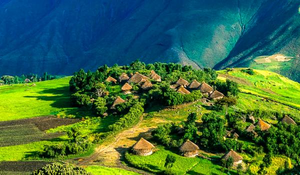 Randonnée vers un village des hauts-plateaux d'Abyssinie