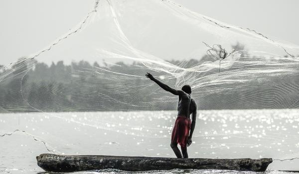 Rencontre du pêcheur au filet sur le Lac Nokoué