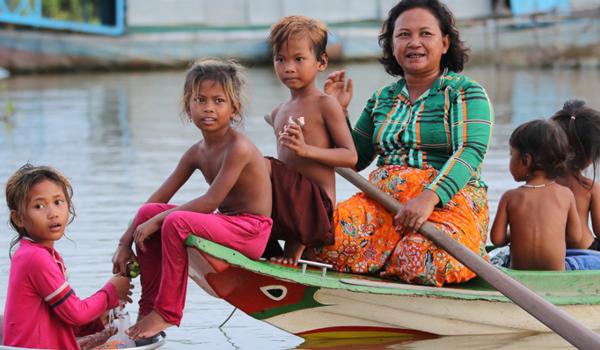 Navigation vers une famille de pêcheurs sur le lac Tonlé Sap