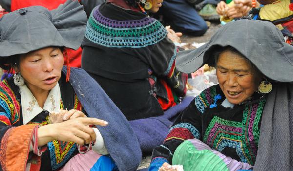 Randonnée vers des femmes yi des Da Liangsgan au sud du Sichuan
