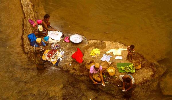 Découverte du travail des femmes sur le fleuve Fanaory de la côte est