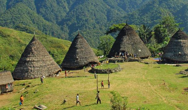 Trek vers un village du peuple manggarai sur l'île de Flores