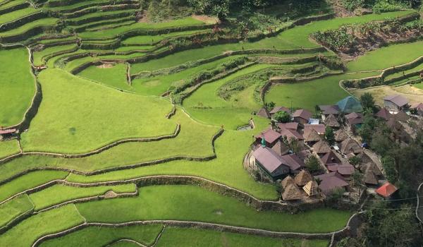 Trekking vers le village montagnard de Bangaan dans les montagnes de la Cordillera