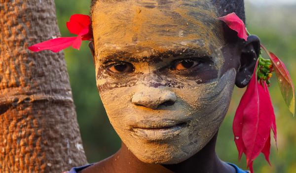 Rencontre avec une jeune fille Suri dans le Pats Surma