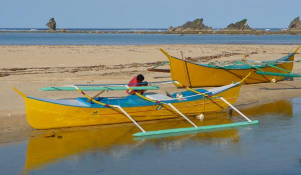 Trekking vers une pirogue à balancier sur la côte Pacifique au sud de l'île de Luzon