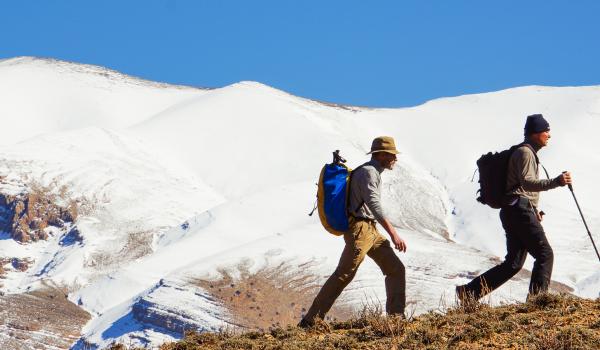 Trekking près d'un massif enneigé