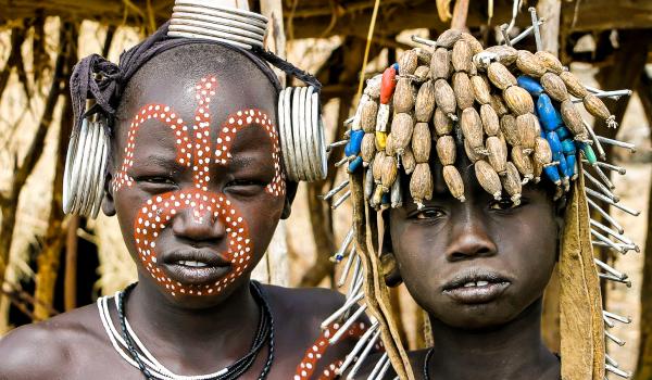 Rencontre de jeunes Mursi dans la Vallée de l'Omo