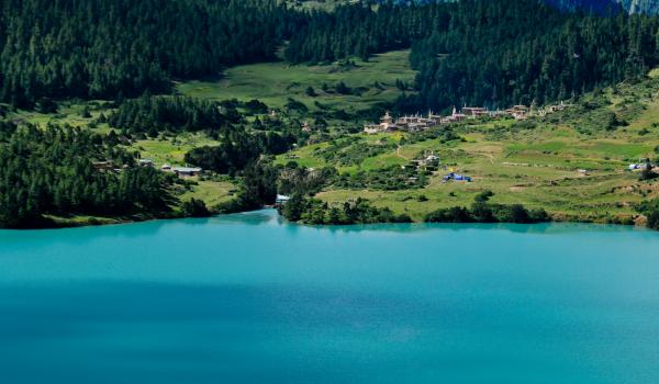 Lac de Phoksumdo au Dolpo au Népal