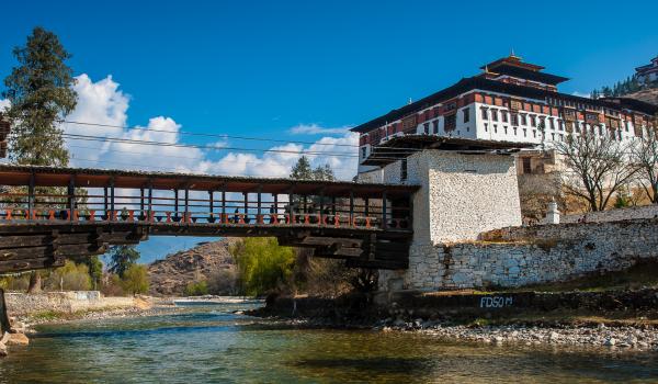 Le Dzong de Paro devant la rivière du même nom au Bhoutan