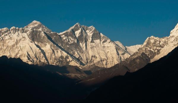 Vue sur l’Everest, le Nuptse, le Lhotse et l’Ammadablam près de Namche Bazaar au Népal