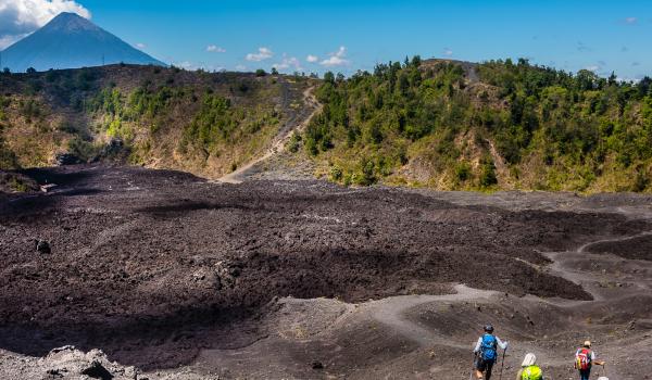 Le volcan Agua vu depuis le volcan Pacaya au Guatemala