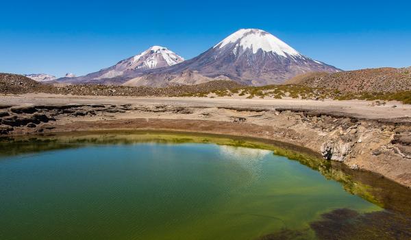 Le lac Chungara et le Parinacota (6 300 m) dans le désert d’Atacama au Chili