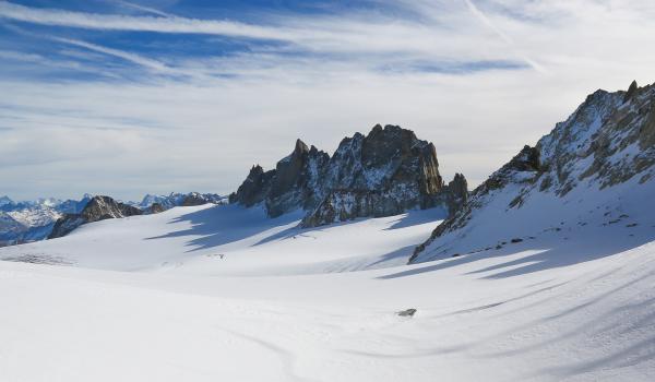 Expédition et rochers enneigés en altitude à Chamonix