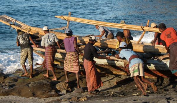 Rencontre des pêcheurs aux cachalots de Lamalera sur l'île de Lembata