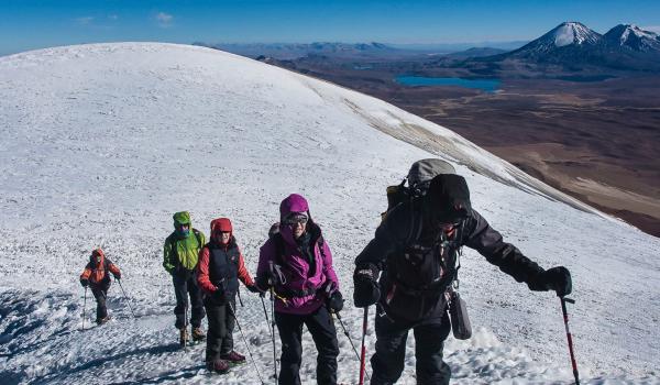 Ascension du volcan actif le Guallatire à 6100 m et vue sur le Parinacota à 6300 m au Chili