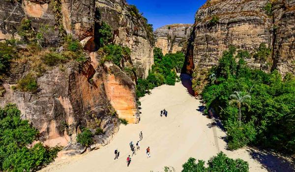 Randonnée dans un canyon du massif du Makay