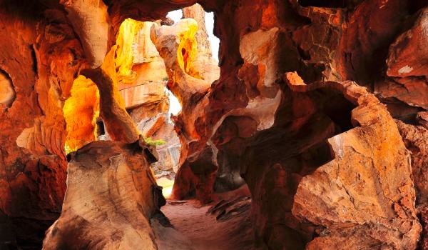 Trek vers des formations rocheuses aux montagnes du Cederberg