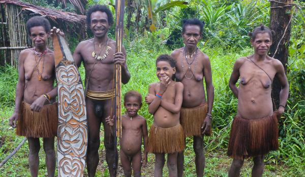 Immersion chez nos hôtes korowai dans les forêts marécageuses  du sud de la Papua