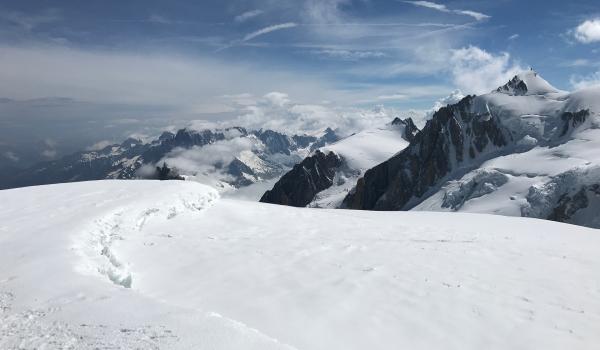 Voyage d'aventure et vue sur des aiguilles au Mont Blanc à Chamonix