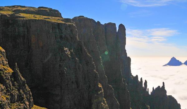 Randonnée vers une falaise du Drakensberg