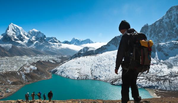 Le lac Gokyo et vue sur le Cholatse dans la région du Kumbhu au Népal