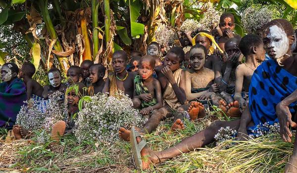 Trekking vers un groupe d'enfants sous le bananier en Pays Surma