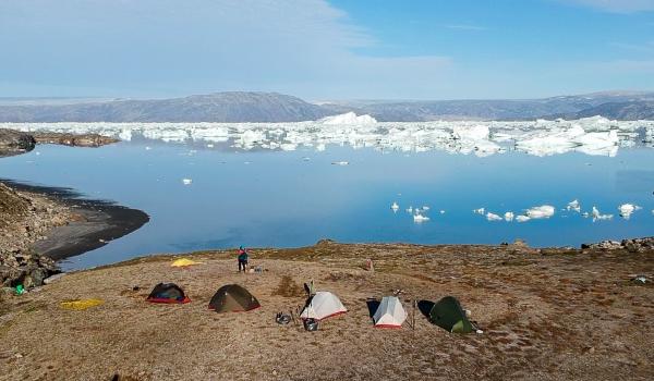 Trekking dans le fjord Sermilik sur la côte est du Groenland