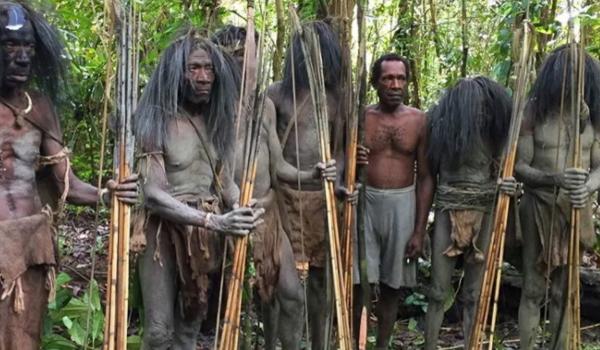 Rencontre avec un groupe de papous burati près de la rivière Wapoga