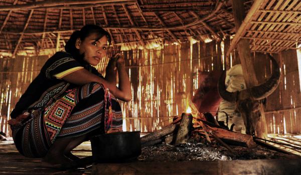 Rencontre avec une femme cau maa' dans sa maison dans la région de Ta Lai