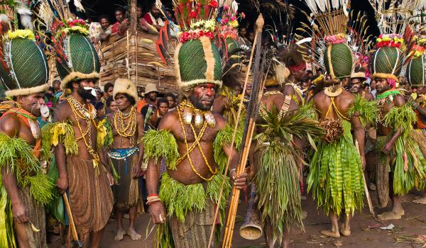 Voyage vers le grand sing-sing dans les montagnes de Simbai chez les papous kalam