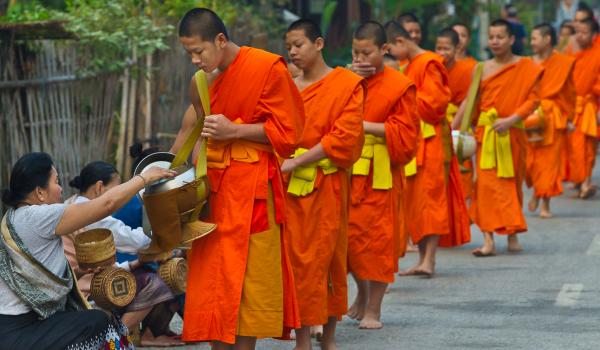 Randonnée vers des moines bouddhistes quêtant leur nourriture