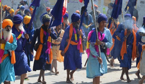 Rencontre avec des hommes sikh se rendant à la fête Hola Mohalla à Anandpur Sahib dans le Pendjab