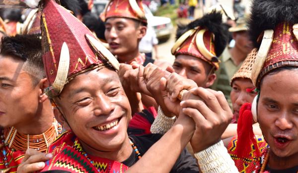 Rencontre des Naga participant au festival Aoeling dans la région de Mon