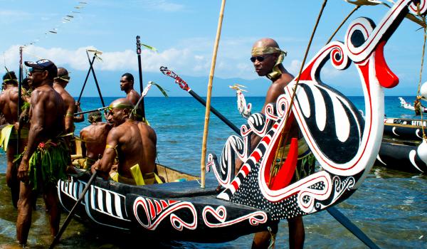 Voyage vers une course de pirogues de mer lors du Huhu festival dans la région d'Alotau