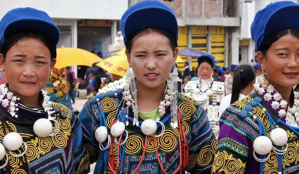 Randonnée vers des femmes du peuple yi dans les Da Liangshan