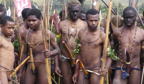 Rencontre de papous dani au Baliem festival dans la région de Wamena